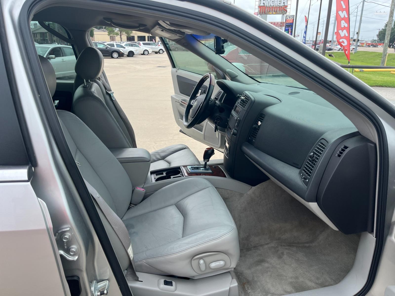 2004 SILVER /gray Cadillac SRX V6 (1GYDE637040) with an 3.6L V6 DOHC 24V engine, 5-Speed Automatic Overdrive transmission, located at 14700 Tomball Parkway 249, Houston, TX, 77086, (281) 444-2200, 29.928619, -95.504074 - Photo #11